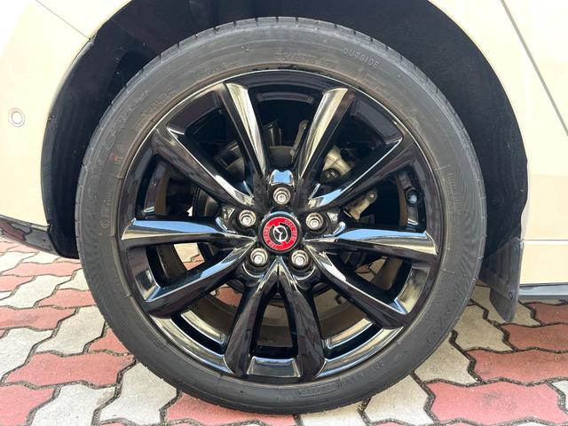 ＭＡＺＤＡ３ファストバック １５Ｓ　１００周年特別記念車　６ＭＴ　禁煙車　ＢＯＳＥサウンド　全周囲カメラ　赤革　シートヒーター　パワーシート　クルージングトラフィックサポート　アダプティブＬＥＤヘッド　革巻きステアリング　ステアリングヒーター　専用ボディ色（30枚目）