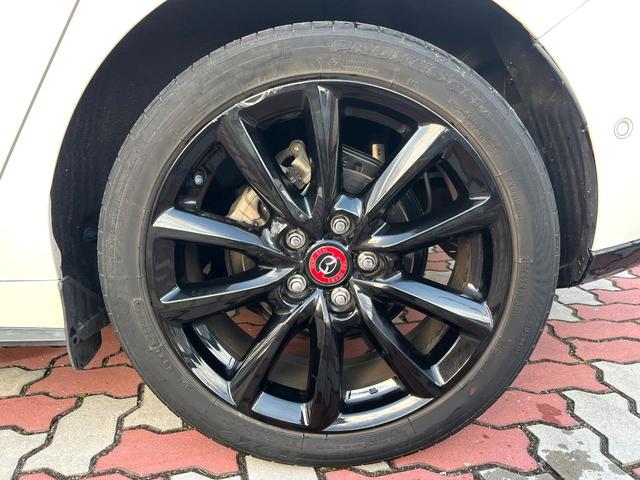 ＭＡＺＤＡ３ファストバック １５Ｓ　１００周年特別記念車　６ＭＴ　禁煙車　ＢＯＳＥサウンド　全周囲カメラ　赤革　シートヒーター　パワーシート　クルージングトラフィックサポート　アダプティブＬＥＤヘッド　革巻きステアリング　ステアリングヒーター　専用ボディ色（31枚目）