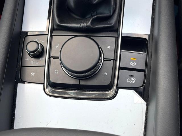 ＭＡＺＤＡ３ファストバック １５Ｓ　１００周年特別記念車　６ＭＴ　禁煙車　ＢＯＳＥサウンド　全周囲カメラ　赤革　シートヒーター　パワーシート　クルージングトラフィックサポート　アダプティブＬＥＤヘッド　革巻きステアリング　ステアリングヒーター　専用ボディ色（44枚目）