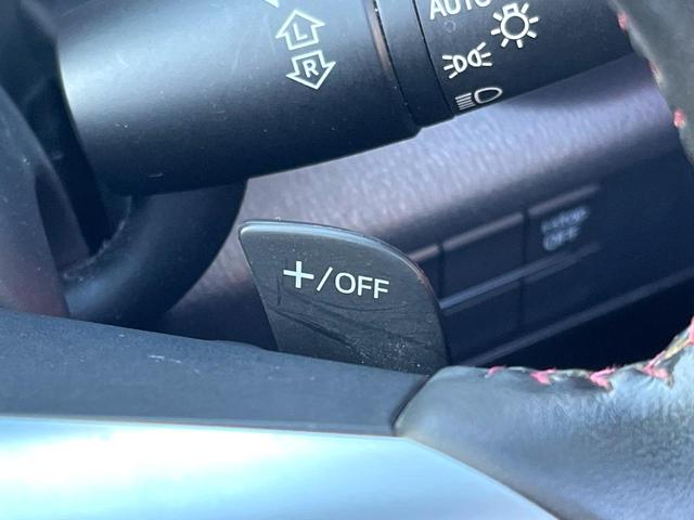 【パドルシフト】ハンドルから手を離さずに素早くシフトアップ＆ダウンができるので、エンジンブレーキを使う下り坂や高速道路の合流で加速したい場面で役立ちます。