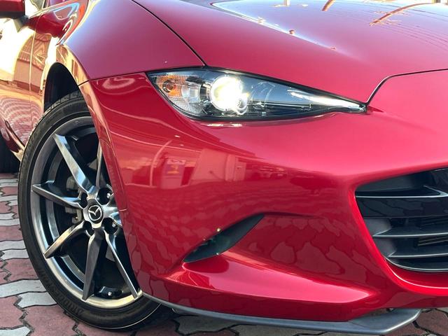 【ＬＥＤヘッドライト】悪天候や夜間走行時も良好な視界を確保し安心して運転できる高輝度ＬＥＤヘッドライトを装備！点灯速度が早く、消費電力も抑えられています。