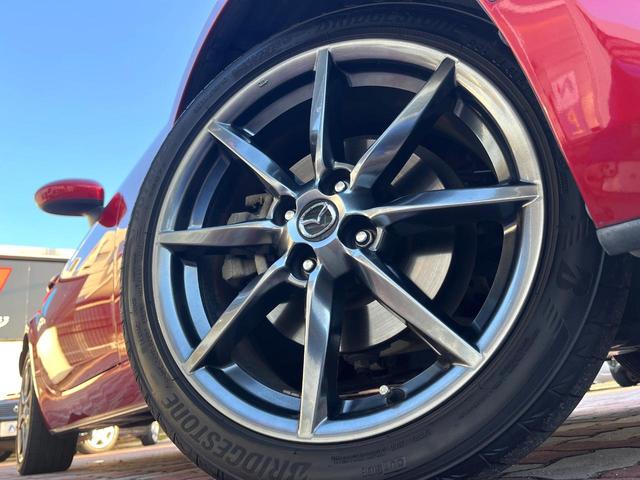 【純正１７インチアルミホイール】外観にマッチした純正アルミホイールを装着しております。各種社外アルミホイールや、スタッドレスタイヤも取扱いしております。是非ご相談ください♪