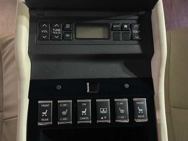 フーガ ２５０ＶＩＰ　後期　ＢＯＳＥサラウンドサウンド　ベージュ革　ベージュ革調ドアアームレスト　禁煙車　全席シートヒーター　全席パワーシート　電動サンシェード　全周囲　メーカーナビ　純正１８インチＡＷ　ＬＥＤヘッド（6枚目）