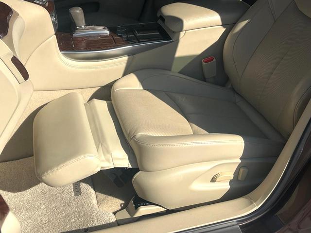 フーガ ２５０ＶＩＰ　後期　ＢＯＳＥサラウンドサウンド　ベージュ革　ベージュ革調ドアアームレスト　禁煙車　全席シートヒーター　全席パワーシート　電動サンシェード　全周囲　メーカーナビ　純正１８インチＡＷ　ＬＥＤヘッド（7枚目）