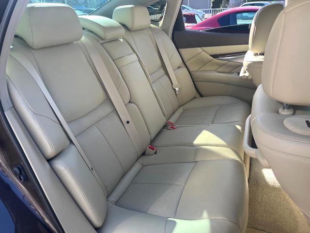 フーガ ２５０ＶＩＰ　後期　ＢＯＳＥサラウンドサウンド　ベージュ革　ベージュ革調ドアアームレスト　禁煙車　全席シートヒーター　全席パワーシート　電動サンシェード　全周囲　メーカーナビ　純正１８インチＡＷ　ＬＥＤヘッド（9枚目）