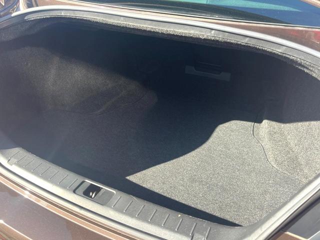 フーガ ２５０ＶＩＰ　後期　ＢＯＳＥサラウンドサウンド　ベージュ革　ベージュ革調ドアアームレスト　禁煙車　全席シートヒーター　全席パワーシート　電動サンシェード　全周囲　メーカーナビ　純正１８インチＡＷ　ＬＥＤヘッド（10枚目）