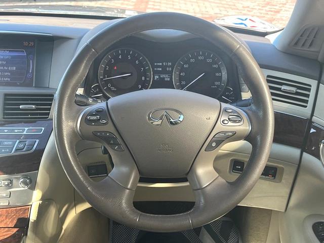 フーガ ２５０ＶＩＰ　後期　ＢＯＳＥサラウンドサウンド　ベージュ革　ベージュ革調ドアアームレスト　禁煙車　全席シートヒーター　全席パワーシート　電動サンシェード　全周囲　メーカーナビ　純正１８インチＡＷ　ＬＥＤヘッド（11枚目）