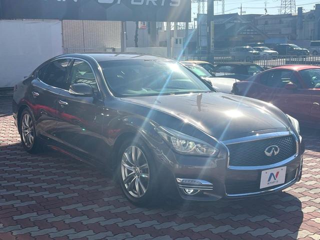 フーガ ２５０ＶＩＰ　後期　ＢＯＳＥサラウンドサウンド　ベージュ革　ベージュ革調ドアアームレスト　禁煙車　全席シートヒーター　全席パワーシート　電動サンシェード　全周囲　メーカーナビ　純正１８インチＡＷ　ＬＥＤヘッド（16枚目）