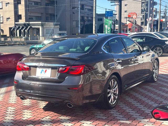 フーガ ２５０ＶＩＰ　後期　ＢＯＳＥサラウンドサウンド　ベージュ革　ベージュ革調ドアアームレスト　禁煙車　全席シートヒーター　全席パワーシート　電動サンシェード　全周囲　メーカーナビ　純正１８インチＡＷ　ＬＥＤヘッド（17枚目）