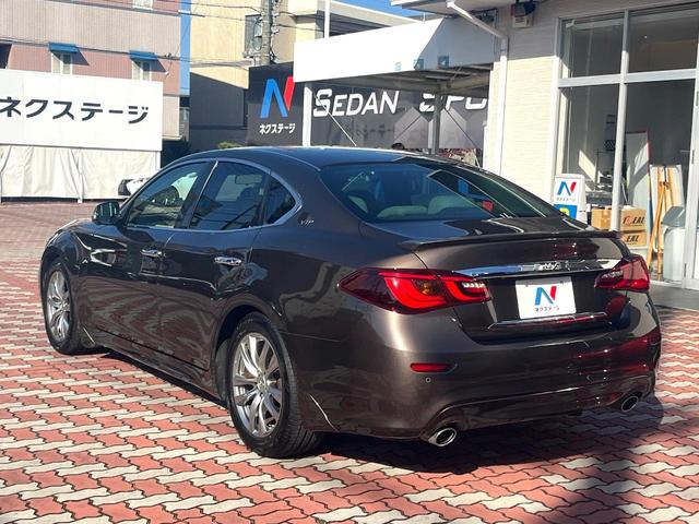 フーガ ２５０ＶＩＰ　後期　ＢＯＳＥサラウンドサウンド　ベージュ革　ベージュ革調ドアアームレスト　禁煙車　全席シートヒーター　全席パワーシート　電動サンシェード　全周囲　メーカーナビ　純正１８インチＡＷ　ＬＥＤヘッド（25枚目）