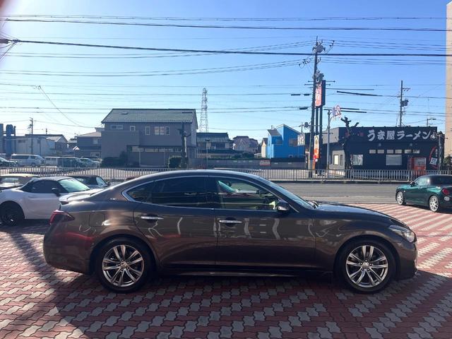 フーガ ２５０ＶＩＰ　後期　ＢＯＳＥサラウンドサウンド　ベージュ革　ベージュ革調ドアアームレスト　禁煙車　全席シートヒーター　全席パワーシート　電動サンシェード　全周囲　メーカーナビ　純正１８インチＡＷ　ＬＥＤヘッド（26枚目）