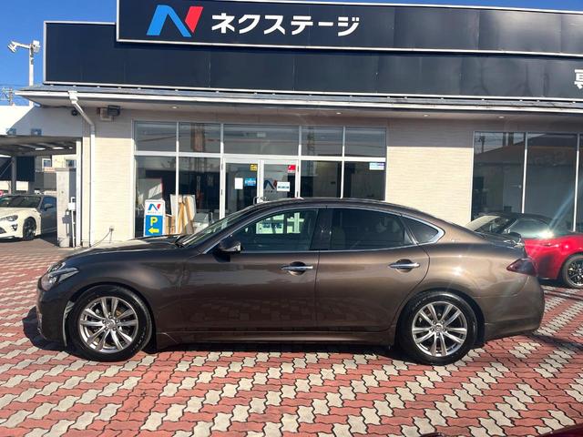 フーガ ２５０ＶＩＰ　後期　ＢＯＳＥサラウンドサウンド　ベージュ革　ベージュ革調ドアアームレスト　禁煙車　全席シートヒーター　全席パワーシート　電動サンシェード　全周囲　メーカーナビ　純正１８インチＡＷ　ＬＥＤヘッド（27枚目）