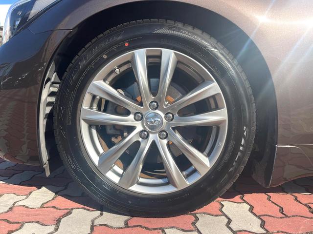 フーガ ２５０ＶＩＰ　後期　ＢＯＳＥサラウンドサウンド　ベージュ革　ベージュ革調ドアアームレスト　禁煙車　全席シートヒーター　全席パワーシート　電動サンシェード　全周囲　メーカーナビ　純正１８インチＡＷ　ＬＥＤヘッド（30枚目）