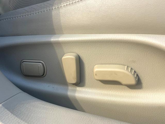 フーガ ２５０ＶＩＰ　後期　ＢＯＳＥサラウンドサウンド　ベージュ革　ベージュ革調ドアアームレスト　禁煙車　全席シートヒーター　全席パワーシート　電動サンシェード　全周囲　メーカーナビ　純正１８インチＡＷ　ＬＥＤヘッド（37枚目）