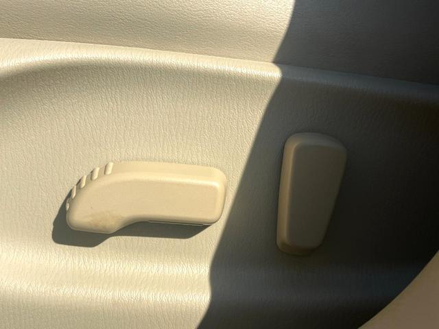 フーガ ２５０ＶＩＰ　後期　ＢＯＳＥサラウンドサウンド　ベージュ革　ベージュ革調ドアアームレスト　禁煙車　全席シートヒーター　全席パワーシート　電動サンシェード　全周囲　メーカーナビ　純正１８インチＡＷ　ＬＥＤヘッド（38枚目）