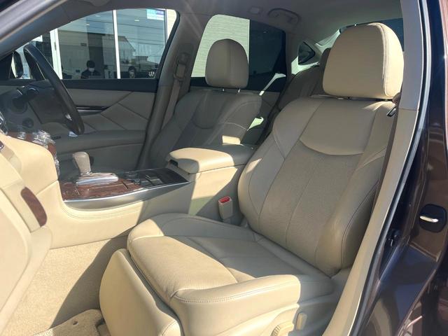 フーガ ２５０ＶＩＰ　後期　ＢＯＳＥサラウンドサウンド　ベージュ革　ベージュ革調ドアアームレスト　禁煙車　全席シートヒーター　全席パワーシート　電動サンシェード　全周囲　メーカーナビ　純正１８インチＡＷ　ＬＥＤヘッド（39枚目）