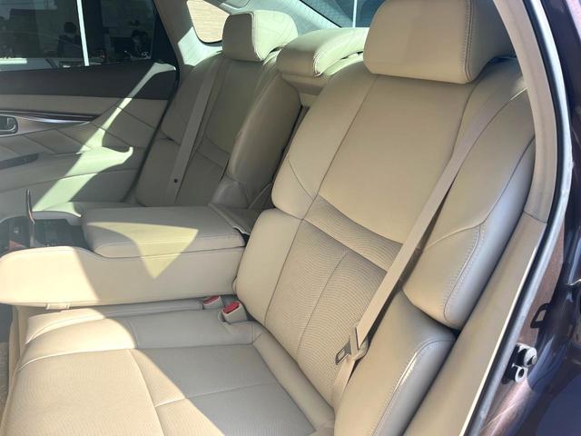 フーガ ２５０ＶＩＰ　後期　ＢＯＳＥサラウンドサウンド　ベージュ革　ベージュ革調ドアアームレスト　禁煙車　全席シートヒーター　全席パワーシート　電動サンシェード　全周囲　メーカーナビ　純正１８インチＡＷ　ＬＥＤヘッド（41枚目）