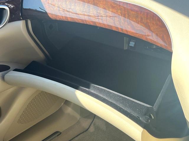 フーガ ２５０ＶＩＰ　後期　ＢＯＳＥサラウンドサウンド　ベージュ革　ベージュ革調ドアアームレスト　禁煙車　全席シートヒーター　全席パワーシート　電動サンシェード　全周囲　メーカーナビ　純正１８インチＡＷ　ＬＥＤヘッド（43枚目）