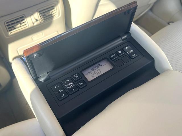 フーガ ２５０ＶＩＰ　後期　ＢＯＳＥサラウンドサウンド　ベージュ革　ベージュ革調ドアアームレスト　禁煙車　全席シートヒーター　全席パワーシート　電動サンシェード　全周囲　メーカーナビ　純正１８インチＡＷ　ＬＥＤヘッド（46枚目）