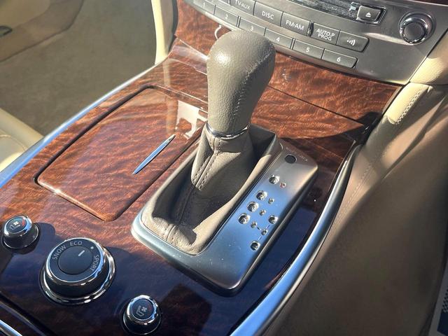 フーガ ２５０ＶＩＰ　後期　ＢＯＳＥサラウンドサウンド　ベージュ革　ベージュ革調ドアアームレスト　禁煙車　全席シートヒーター　全席パワーシート　電動サンシェード　全周囲　メーカーナビ　純正１８インチＡＷ　ＬＥＤヘッド（51枚目）