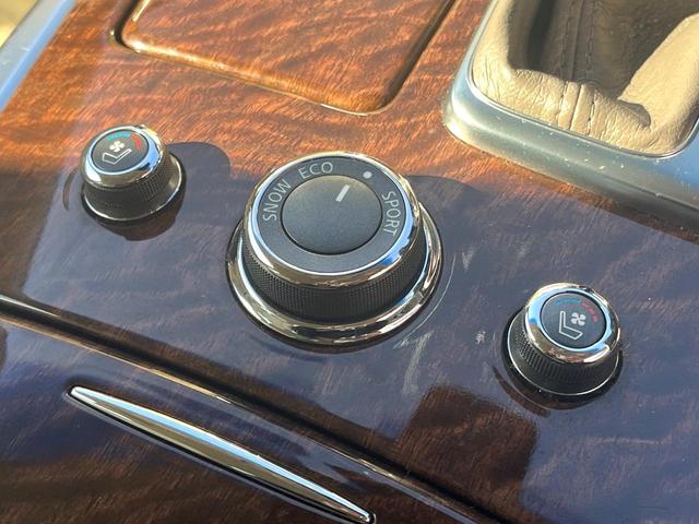 フーガ ２５０ＶＩＰ　後期　ＢＯＳＥサラウンドサウンド　ベージュ革　ベージュ革調ドアアームレスト　禁煙車　全席シートヒーター　全席パワーシート　電動サンシェード　全周囲　メーカーナビ　純正１８インチＡＷ　ＬＥＤヘッド（52枚目）