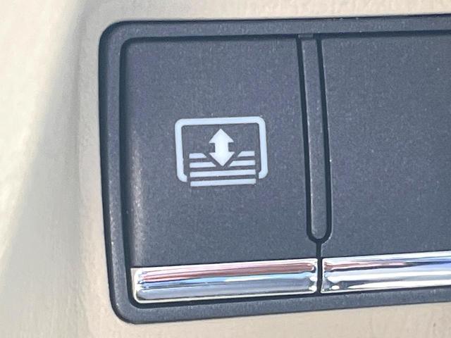 フーガ ２５０ＶＩＰ　後期　ＢＯＳＥサラウンドサウンド　ベージュ革　ベージュ革調ドアアームレスト　禁煙車　全席シートヒーター　全席パワーシート　電動サンシェード　全周囲　メーカーナビ　純正１８インチＡＷ　ＬＥＤヘッド（53枚目）