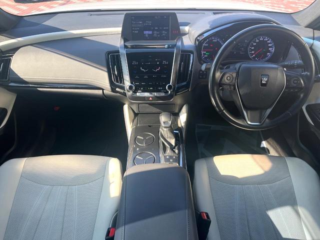 クラウンハイブリッド ＲＳアドバンス　Ｆｏｕｒ　４ＷＤ　ＴＲＤエアロ（Ｆ／Ｒ）　ムーンルーフ　白革　シートベンチレーション　デジタルインナーミラー　パノラミックビュー　駐車支援　おくだけ充電　ＥＴＣ２．０　禁煙車　ＢＳＭ　ＲＣＴＡＢ　カラーＨＵＤ（2枚目）