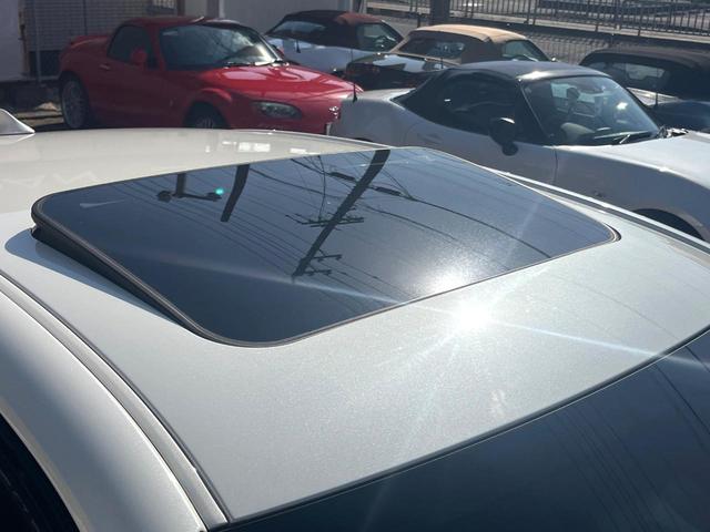 クラウンハイブリッド ＲＳアドバンス　Ｆｏｕｒ　４ＷＤ　ＴＲＤエアロ（Ｆ／Ｒ）　ムーンルーフ　白革　シートベンチレーション　デジタルインナーミラー　パノラミックビュー　駐車支援　おくだけ充電　ＥＴＣ２．０　禁煙車　ＢＳＭ　ＲＣＴＡＢ　カラーＨＵＤ（4枚目）