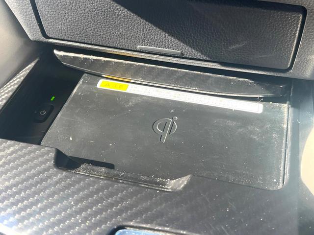 クラウンハイブリッド ＲＳアドバンス　Ｆｏｕｒ　４ＷＤ　ＴＲＤエアロ（Ｆ／Ｒ）　ムーンルーフ　白革　シートベンチレーション　デジタルインナーミラー　パノラミックビュー　駐車支援　おくだけ充電　ＥＴＣ２．０　禁煙車　ＢＳＭ　ＲＣＴＡＢ　カラーＨＵＤ（7枚目）