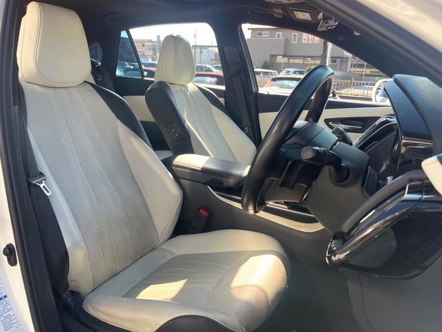 クラウンハイブリッド ＲＳアドバンス　Ｆｏｕｒ　４ＷＤ　ＴＲＤエアロ（Ｆ／Ｒ）　ムーンルーフ　白革　シートベンチレーション　デジタルインナーミラー　パノラミックビュー　駐車支援　おくだけ充電　ＥＴＣ２．０　禁煙車　ＢＳＭ　ＲＣＴＡＢ　カラーＨＵＤ（8枚目）