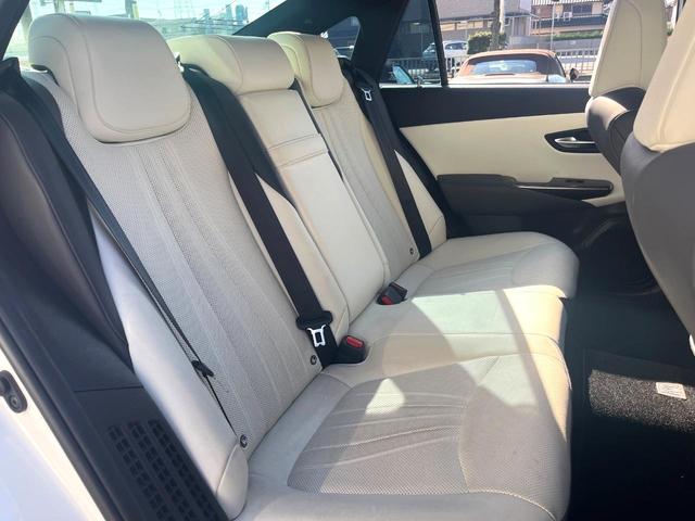 クラウンハイブリッド ＲＳアドバンス　Ｆｏｕｒ　４ＷＤ　ＴＲＤエアロ（Ｆ／Ｒ）　ムーンルーフ　白革　シートベンチレーション　デジタルインナーミラー　パノラミックビュー　駐車支援　おくだけ充電　ＥＴＣ２．０　禁煙車　ＢＳＭ　ＲＣＴＡＢ　カラーＨＵＤ（9枚目）