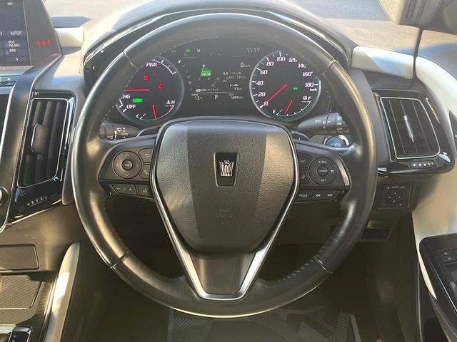 クラウンハイブリッド ＲＳアドバンス　Ｆｏｕｒ　４ＷＤ　ＴＲＤエアロ（Ｆ／Ｒ）　ムーンルーフ　白革　シートベンチレーション　デジタルインナーミラー　パノラミックビュー　駐車支援　おくだけ充電　ＥＴＣ２．０　禁煙車　ＢＳＭ　ＲＣＴＡＢ　カラーＨＵＤ（11枚目）