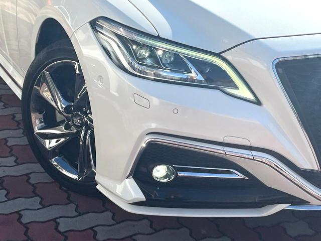 クラウンハイブリッド ＲＳアドバンス　Ｆｏｕｒ　４ＷＤ　ＴＲＤエアロ（Ｆ／Ｒ）　ムーンルーフ　白革　シートベンチレーション　デジタルインナーミラー　パノラミックビュー　駐車支援　おくだけ充電　ＥＴＣ２．０　禁煙車　ＢＳＭ　ＲＣＴＡＢ　カラーＨＵＤ（12枚目）