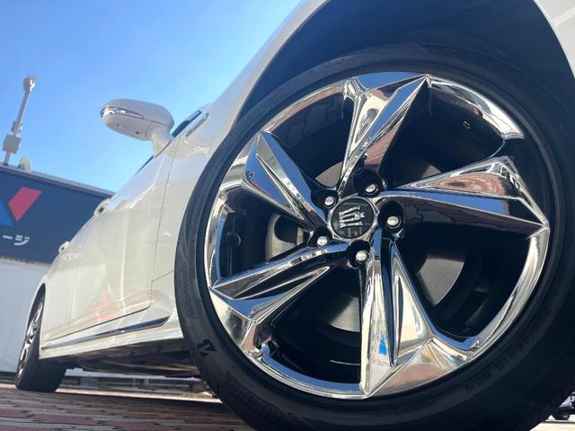 クラウンハイブリッド ＲＳアドバンス　Ｆｏｕｒ　４ＷＤ　ＴＲＤエアロ（Ｆ／Ｒ）　ムーンルーフ　白革　シートベンチレーション　デジタルインナーミラー　パノラミックビュー　駐車支援　おくだけ充電　ＥＴＣ２．０　禁煙車　ＢＳＭ　ＲＣＴＡＢ　カラーＨＵＤ（13枚目）