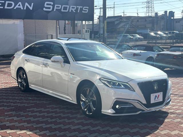 クラウンハイブリッド ＲＳアドバンス　Ｆｏｕｒ　４ＷＤ　ＴＲＤエアロ（Ｆ／Ｒ）　ムーンルーフ　白革　シートベンチレーション　デジタルインナーミラー　パノラミックビュー　駐車支援　おくだけ充電　ＥＴＣ２．０　禁煙車　ＢＳＭ　ＲＣＴＡＢ　カラーＨＵＤ（16枚目）
