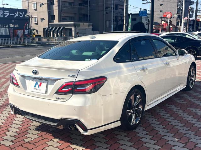 クラウンハイブリッド ＲＳアドバンス　Ｆｏｕｒ　４ＷＤ　ＴＲＤエアロ（Ｆ／Ｒ）　ムーンルーフ　白革　シートベンチレーション　デジタルインナーミラー　パノラミックビュー　駐車支援　おくだけ充電　ＥＴＣ２．０　禁煙車　ＢＳＭ　ＲＣＴＡＢ　カラーＨＵＤ（17枚目）