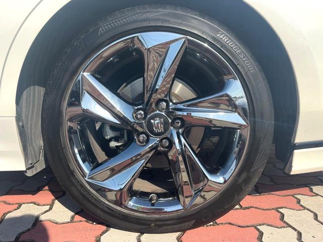 クラウンハイブリッド ＲＳアドバンス　Ｆｏｕｒ　４ＷＤ　ＴＲＤエアロ（Ｆ／Ｒ）　ムーンルーフ　白革　シートベンチレーション　デジタルインナーミラー　パノラミックビュー　駐車支援　おくだけ充電　ＥＴＣ２．０　禁煙車　ＢＳＭ　ＲＣＴＡＢ　カラーＨＵＤ（32枚目）