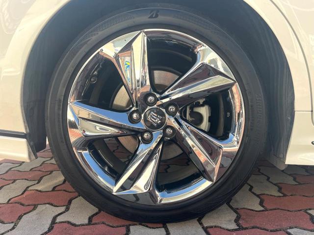 クラウンハイブリッド ＲＳアドバンス　Ｆｏｕｒ　４ＷＤ　ＴＲＤエアロ（Ｆ／Ｒ）　ムーンルーフ　白革　シートベンチレーション　デジタルインナーミラー　パノラミックビュー　駐車支援　おくだけ充電　ＥＴＣ２．０　禁煙車　ＢＳＭ　ＲＣＴＡＢ　カラーＨＵＤ（33枚目）