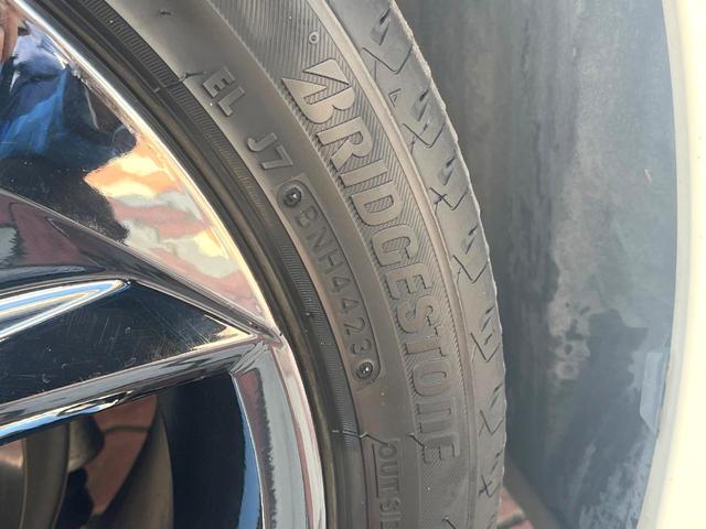 クラウンハイブリッド ＲＳアドバンス　Ｆｏｕｒ　４ＷＤ　ＴＲＤエアロ（Ｆ／Ｒ）　ムーンルーフ　白革　シートベンチレーション　デジタルインナーミラー　パノラミックビュー　駐車支援　おくだけ充電　ＥＴＣ２．０　禁煙車　ＢＳＭ　ＲＣＴＡＢ　カラーＨＵＤ（34枚目）