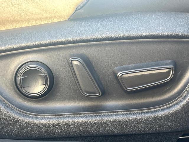 クラウンハイブリッド ＲＳアドバンス　Ｆｏｕｒ　４ＷＤ　ＴＲＤエアロ（Ｆ／Ｒ）　ムーンルーフ　白革　シートベンチレーション　デジタルインナーミラー　パノラミックビュー　駐車支援　おくだけ充電　ＥＴＣ２．０　禁煙車　ＢＳＭ　ＲＣＴＡＢ　カラーＨＵＤ（37枚目）