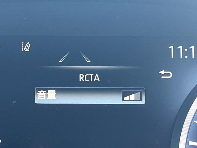 クラウンハイブリッド ＲＳアドバンス　Ｆｏｕｒ　４ＷＤ　ＴＲＤエアロ（Ｆ／Ｒ）　ムーンルーフ　白革　シートベンチレーション　デジタルインナーミラー　パノラミックビュー　駐車支援　おくだけ充電　ＥＴＣ２．０　禁煙車　ＢＳＭ　ＲＣＴＡＢ　カラーＨＵＤ（63枚目）