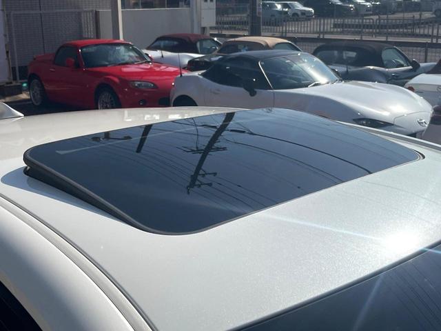 クラウンハイブリッド ＲＳアドバンス　Ｆｏｕｒ　４ＷＤ　ムーンルーフ　黒革　シートベンチレーション　禁煙車　ＢＳＭ　ＲＣＴＡＢ　カラーＨＵＤ　シートメモリ　３眼ＬＥＤヘッド　革巻きステアリング　パドルシフト　セーフティセンス　メーカーナビ　ＥＴＣ（3枚目）