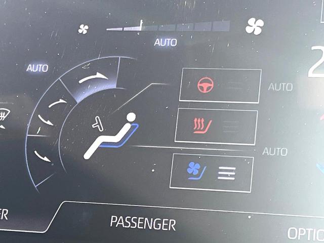 クラウンハイブリッド ＲＳアドバンス　Ｆｏｕｒ　４ＷＤ　ムーンルーフ　黒革　シートベンチレーション　禁煙車　ＢＳＭ　ＲＣＴＡＢ　カラーＨＵＤ　シートメモリ　３眼ＬＥＤヘッド　革巻きステアリング　パドルシフト　セーフティセンス　メーカーナビ　ＥＴＣ（4枚目）