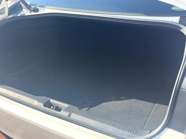 クラウンハイブリッド ＲＳアドバンス　Ｆｏｕｒ　４ＷＤ　ムーンルーフ　黒革　シートベンチレーション　禁煙車　ＢＳＭ　ＲＣＴＡＢ　カラーＨＵＤ　シートメモリ　３眼ＬＥＤヘッド　革巻きステアリング　パドルシフト　セーフティセンス　メーカーナビ　ＥＴＣ（10枚目）
