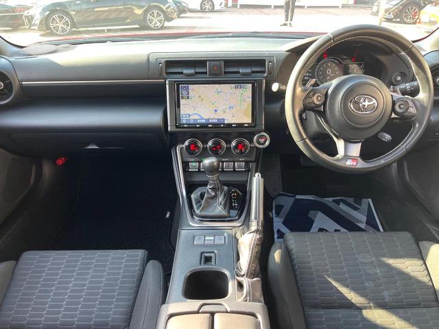 ＧＲ８６ ＳＺ　Ｂ型　１オーナー　禁煙車　純正ＳＤナビ　バックカメラ　純正フロアマット　ＥＴＣ　アイサイト　純正１７インチＡＷ　革巻きステアリング　パドルシフト　ＬＥＤヘッド　ハイビームアシスト　スマートキー（2枚目）
