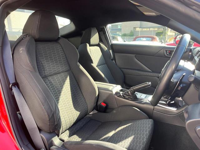 ＧＲ８６ ＳＺ　Ｂ型　１オーナー　禁煙車　純正ＳＤナビ　バックカメラ　純正フロアマット　ＥＴＣ　アイサイト　純正１７インチＡＷ　革巻きステアリング　パドルシフト　ＬＥＤヘッド　ハイビームアシスト　スマートキー（8枚目）