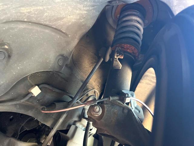 MAZDA3ファストバック 20S 100周年特別記念車 6MT 純正エアロ(F/S) XYZ車高調 禁煙車 BOSEサウンド 全周囲カメラ カラーHUD スマートブレーキサポート BSM レークル 赤革 シートヒーター 純正18インチAW LEDヘッド(19枚目)