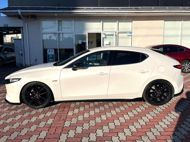 MAZDA3ファストバック 20S 100周年特別記念車 6MT 純正エアロ(F/S) XYZ車高調 禁煙車 BOSEサウンド 全周囲カメラ カラーHUD スマートブレーキサポート BSM レークル 赤革 シートヒーター 純正18インチAW LEDヘッド(22枚目)