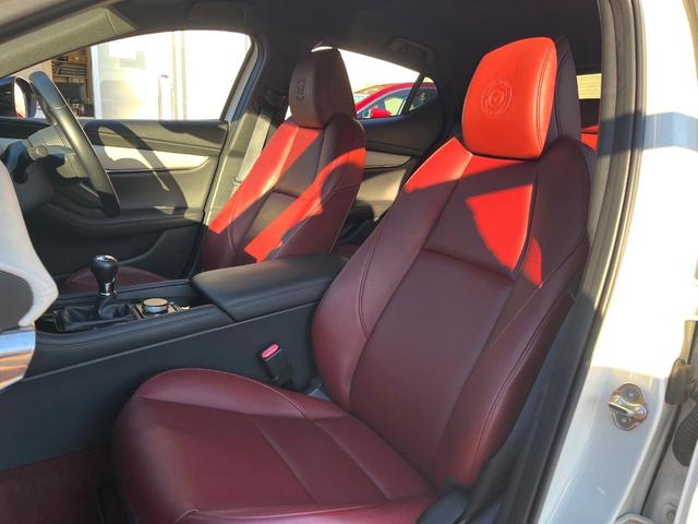 MAZDA3ファストバック 20S 100周年特別記念車 6MT 純正エアロ(F/S) XYZ車高調 禁煙車 BOSEサウンド 全周囲カメラ カラーHUD スマートブレーキサポート BSM レークル 赤革 シートヒーター 純正18インチAW LEDヘッド(32枚目)