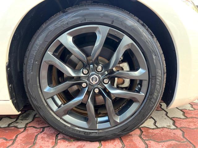 フェアレディZ バージョンT 後期 禁煙車 BOSEサウンド シートヒーター ハーフレザー 純正18インチAW リヤスポイラー バックカメラ HIDヘッド パドルシフト 革巻きステアリング パワーシート スマートキー ETC(27枚目)